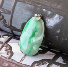 緬甸天然翡翠A貨冰糯種飄翠如意吊墜圖